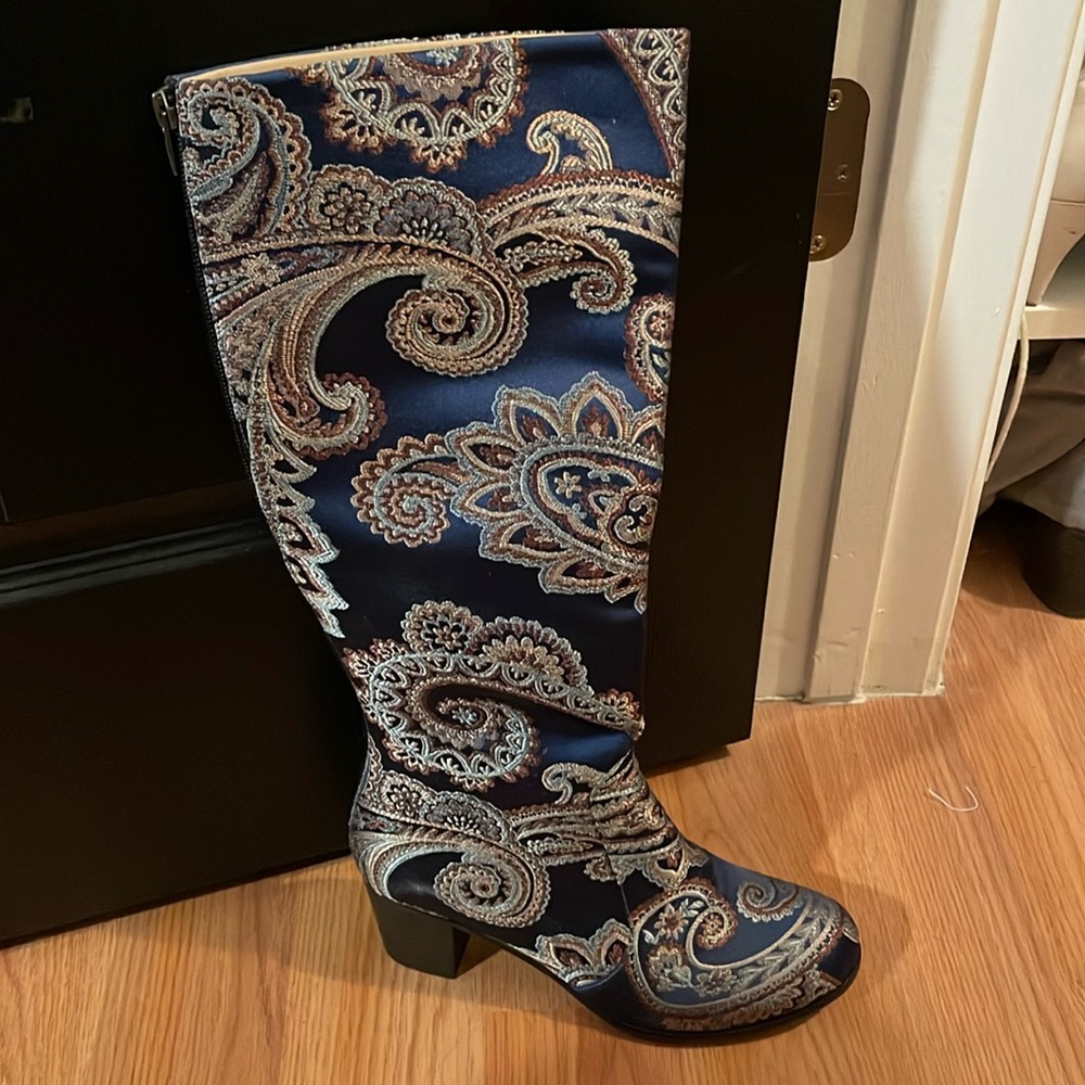 Knee high zip up boots.. Embroidery material. Worn once